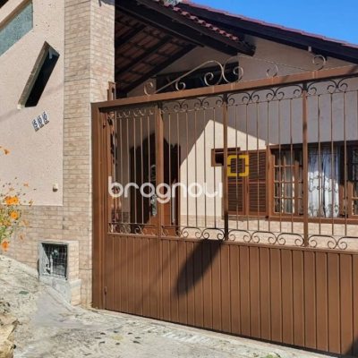 Casa com 200m², 7 quartos (sendo 2 suítes), 2 garagens, no bairro Carvoeira em Florianópolis