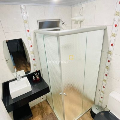 Casa com 200m², 7 quartos (sendo 2 suítes), 2 garagens, no bairro Carvoeira em Florianópolis