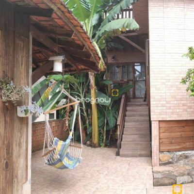 Casa com 200m², 7 quartos (sendo 2 suítes), 2 garagens, no bairro Carvoeira em Florianópolis