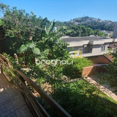Casa com 200m², 7 quartos (sendo 2 suítes), 2 garagens, no bairro Carvoeira em Florianópolis
