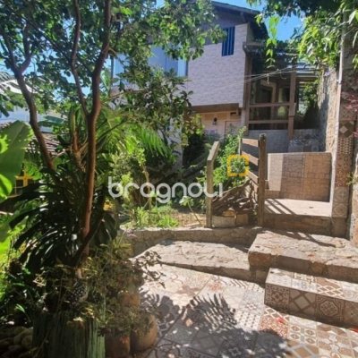 Casa com 200m², 7 quartos (sendo 2 suítes), 2 garagens, no bairro Carvoeira em Florianópolis