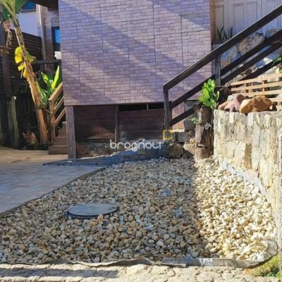Casa com 200m², 7 quartos (sendo 2 suítes), 2 garagens, no bairro Carvoeira em Florianópolis