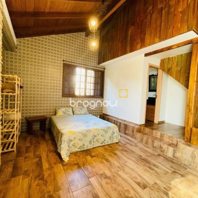 Casa com 200m², 7 quartos (sendo 2 suítes), 2 garagens, no bairro Carvoeira em Florianópolis
