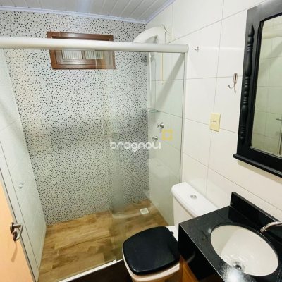 Casa com 200m², 7 quartos (sendo 2 suítes), 2 garagens, no bairro Carvoeira em Florianópolis