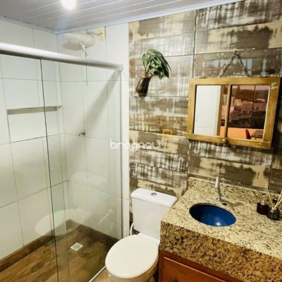 Casa com 200m², 7 quartos (sendo 2 suítes), 2 garagens, no bairro Carvoeira em Florianópolis