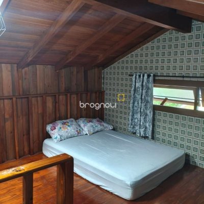 Casa com 200m², 7 quartos (sendo 2 suítes), 2 garagens, no bairro Carvoeira em Florianópolis