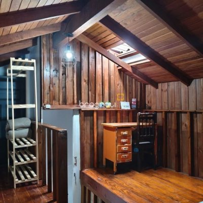 Casa com 200m², 7 quartos (sendo 2 suítes), 2 garagens, no bairro Carvoeira em Florianópolis