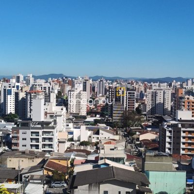 Casa com 103m², 2 quartos (sendo 1 suíte), no bairro Centro em Florianópolis