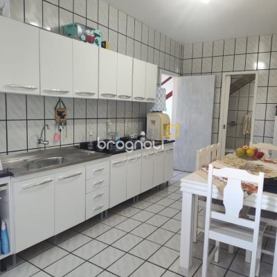 Casa com 103m², 2 quartos (sendo 1 suíte), no bairro Centro em Florianópolis