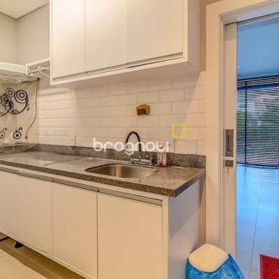 Casa com 564m², 4 quartos (sendo 4 suítes), 4 garagens, no bairro Jurerê Internacional em Florianópolis