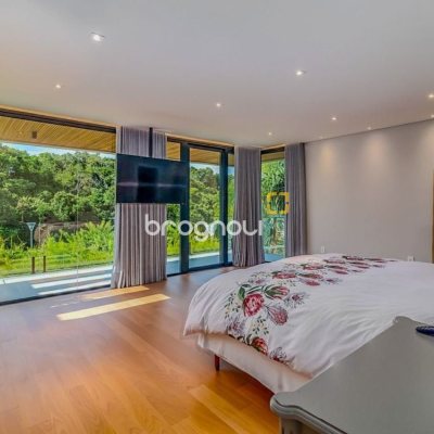 Casa com 564m², 4 quartos (sendo 4 suítes), 4 garagens, no bairro Jurerê Internacional em Florianópolis