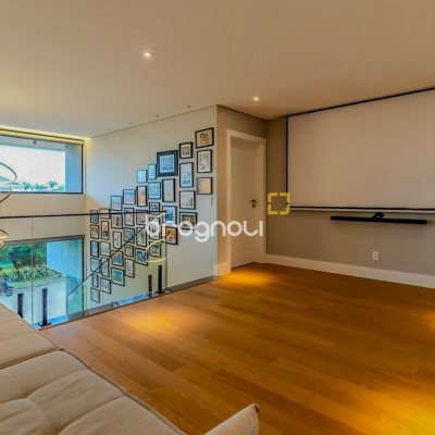 Casa com 564m², 4 quartos (sendo 4 suítes), 4 garagens, no bairro Jurerê Internacional em Florianópolis