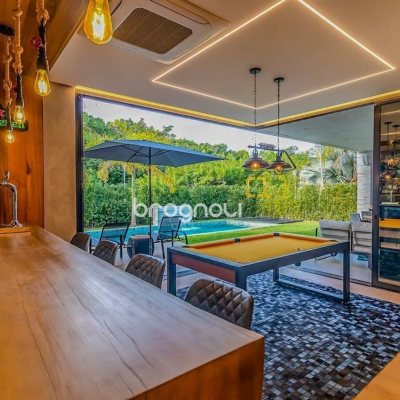 Casa com 564m², 4 quartos (sendo 4 suítes), 4 garagens, no bairro Jurerê Internacional em Florianópolis