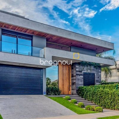 Casa com 564m², 4 quartos (sendo 4 suítes), 4 garagens, no bairro Jurerê Internacional em Florianópolis