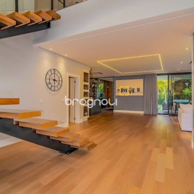Casa com 564m², 4 quartos (sendo 4 suítes), 4 garagens, no bairro Jurerê Internacional em Florianópolis