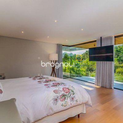 Casa com 564m², 4 quartos (sendo 4 suítes), 4 garagens, no bairro Jurerê Internacional em Florianópolis