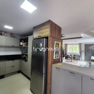 Casa com 178m², 3 quartos (sendo 3 suítes), 2 garagens, no bairro Córrego Grande em Florianópolis