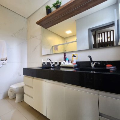 Casa com 178m², 3 quartos (sendo 3 suítes), 2 garagens, no bairro Córrego Grande em Florianópolis