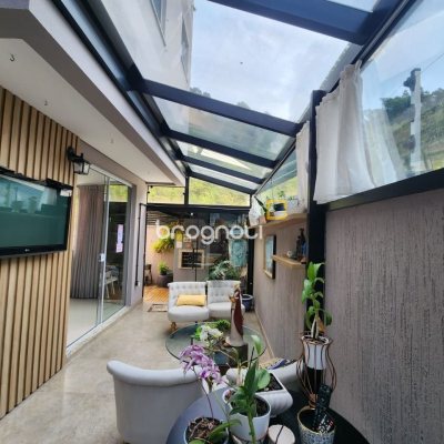 Casa com 178m², 3 quartos (sendo 3 suítes), 2 garagens, no bairro Córrego Grande em Florianópolis