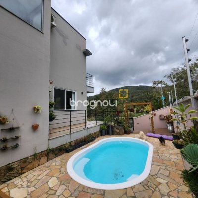 Casa com 178m², 3 quartos (sendo 3 suítes), 2 garagens, no bairro Córrego Grande em Florianópolis