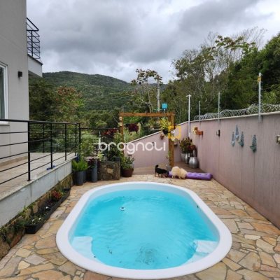 Casa com 178m², 3 quartos (sendo 3 suítes), 2 garagens, no bairro Córrego Grande em Florianópolis