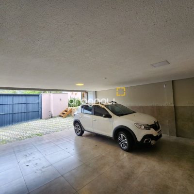 Casa com 178m², 3 quartos (sendo 3 suítes), 2 garagens, no bairro Córrego Grande em Florianópolis