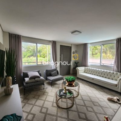 Casa com 178m², 3 quartos (sendo 3 suítes), 2 garagens, no bairro Córrego Grande em Florianópolis