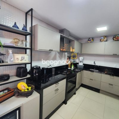 Casa com 178m², 3 quartos (sendo 3 suítes), 2 garagens, no bairro Córrego Grande em Florianópolis
