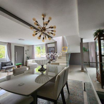 Casa com 178m², 3 quartos (sendo 3 suítes), 2 garagens, no bairro Córrego Grande em Florianópolis