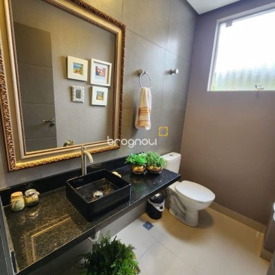 Casa com 178m², 3 quartos (sendo 3 suítes), 2 garagens, no bairro Córrego Grande em Florianópolis