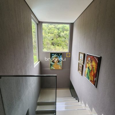 Casa com 178m², 3 quartos (sendo 3 suítes), 2 garagens, no bairro Córrego Grande em Florianópolis