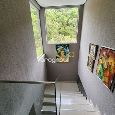 Casa com 178m², 3 quartos (sendo 3 suítes), 2 garagens, no bairro Córrego Grande em Florianópolis