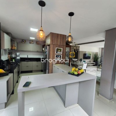 Casa com 178m², 3 quartos (sendo 3 suítes), 2 garagens, no bairro Córrego Grande em Florianópolis