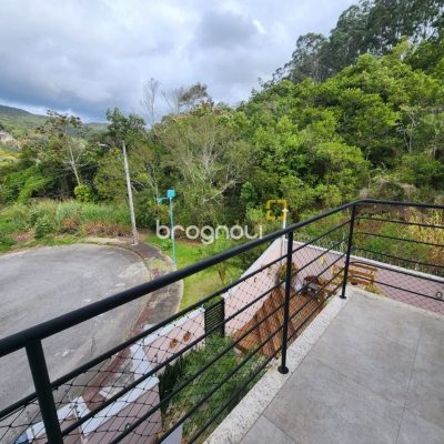 Casa com 178m², 3 quartos (sendo 3 suítes), 2 garagens, no bairro Córrego Grande em Florianópolis