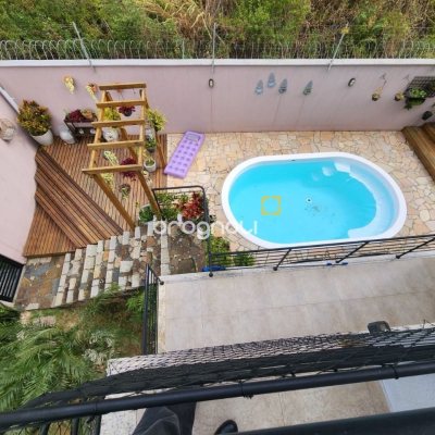 Casa com 178m², 3 quartos (sendo 3 suítes), 2 garagens, no bairro Córrego Grande em Florianópolis