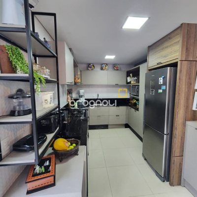 Casa com 178m², 3 quartos (sendo 3 suítes), 2 garagens, no bairro Córrego Grande em Florianópolis