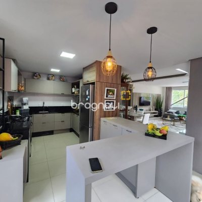 Casa com 178m², 3 quartos (sendo 3 suítes), 2 garagens, no bairro Córrego Grande em Florianópolis