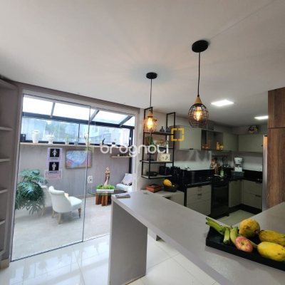 Casa com 178m², 3 quartos (sendo 3 suítes), 2 garagens, no bairro Córrego Grande em Florianópolis