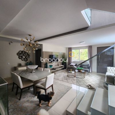 Casa com 178m², 3 quartos (sendo 3 suítes), 2 garagens, no bairro Córrego Grande em Florianópolis