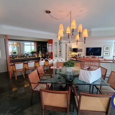 Apartamento com 250m², 3 quartos (sendo 2 suítes), 2 garagens, no bairro Centro em Florianópolis