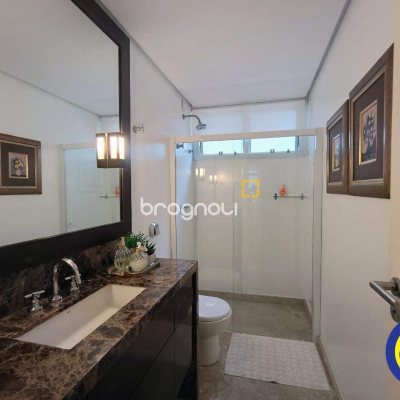 Apartamento com 250m², 3 quartos (sendo 2 suítes), 2 garagens, no bairro Centro em Florianópolis