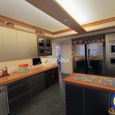 Apartamento com 250m², 3 quartos (sendo 2 suítes), 2 garagens, no bairro Centro em Florianópolis