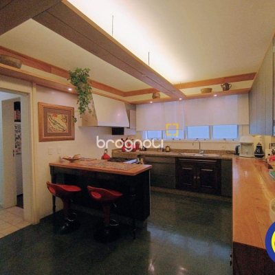 Apartamento com 250m², 3 quartos (sendo 2 suítes), 2 garagens, no bairro Centro em Florianópolis