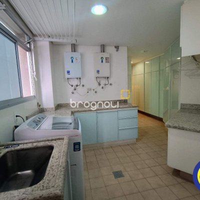 Apartamento com 250m², 3 quartos (sendo 2 suítes), 2 garagens, no bairro Centro em Florianópolis
