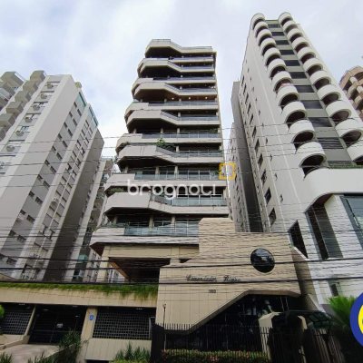 Apartamento com 250m², 3 quartos (sendo 2 suítes), 2 garagens, no bairro Centro em Florianópolis