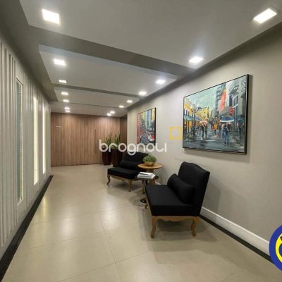 Apartamento com 250m², 3 quartos (sendo 2 suítes), 2 garagens, no bairro Centro em Florianópolis