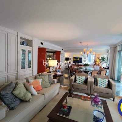 Apartamento com 250m², 3 quartos (sendo 2 suítes), 2 garagens, no bairro Centro em Florianópolis