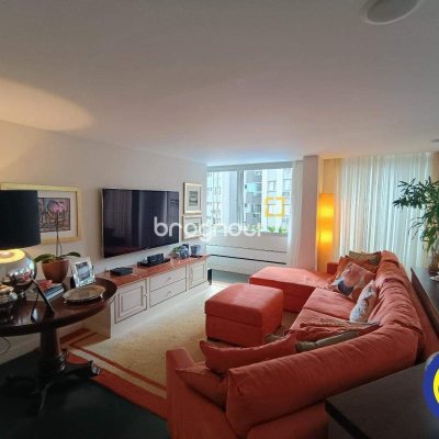 Apartamento com 250m², 3 quartos (sendo 2 suítes), 2 garagens, no bairro Centro em Florianópolis