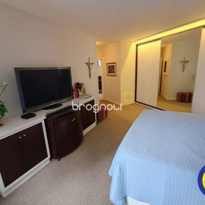 Apartamento com 250m², 3 quartos (sendo 2 suítes), 2 garagens, no bairro Centro em Florianópolis
