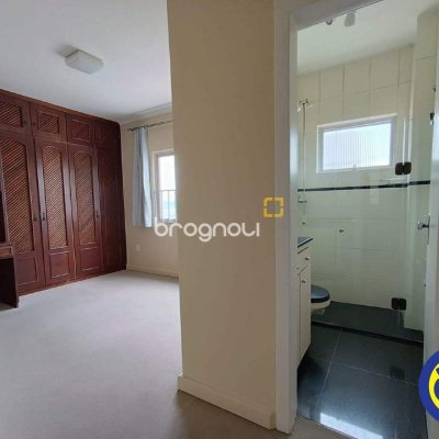 Cobertura com 320m², 4 quartos (sendo 4 suítes), 4 garagens, no bairro Centro em Florianópolis